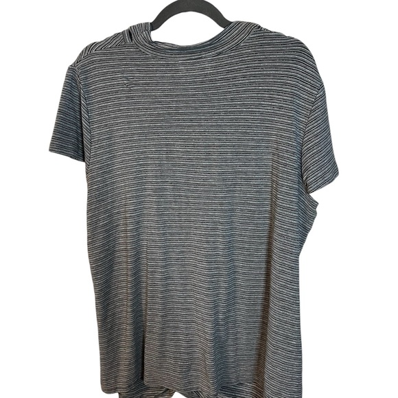 A Womens MXM top in size 3X. The stripes have sparkle throughout - Picture 7 of 7